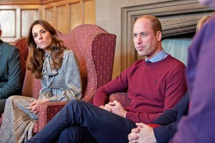Los duques de Cambridge retomaron sus actividades oficiales y aparecieron en un centro de niños de la ciudad de Bradford. Los cronistas de palacio aseguran que Harry y William limaron asperezas en los últimos tiempos y hoy se apoyan mutuamente.