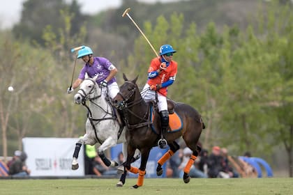 Cruce de capitanes: Ignacio Toccalino, de La Albertina, pega frente a la marca de Guillermo Caset, de Las Monjitas.