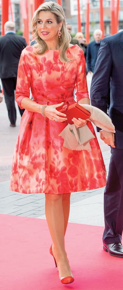 Tampoco faltan los diseños rectangulares en su vestidor. En este caso, la reina de los Países Bajos logra la combinación perfecta del estampado de su vestido con un modelo que no sólo se “coordina” en el color, sino también a través de su broche en forma de flor.