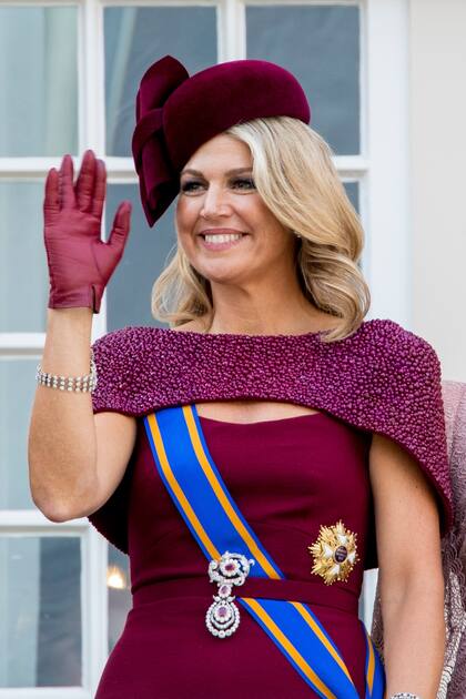 Su Majestad estrenó un diseño minimalista, en crepe de lana, del couturier que prefiere para este tipo de ocasiones. Lo combinó con un tocado de lana de Philip Treacy, pendientes, pulsera y broche de diamantes y rubíes y la Orden del León holandés, creada en 1815 por el rey Guillermo I.