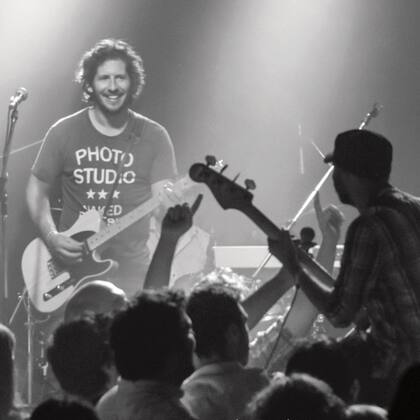 Guitarra en mano, en un concierto de Falsos Profetas.