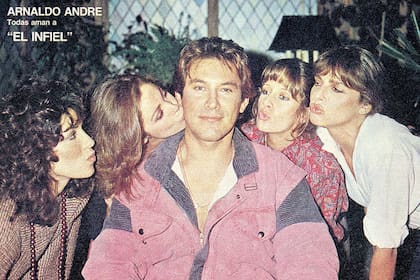 En "El infiel", un gran éxito de 1985, André intepretaba a un piloto de avión con una novia en cada puerto.