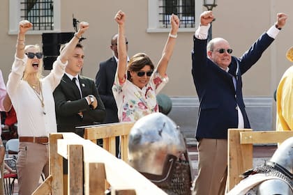 Beatrice, Carolina y el príncipe Alberto celebran la performance de Pierre en la recreación de la batalla. Mientras, Louis Ducruet mira asombrado.