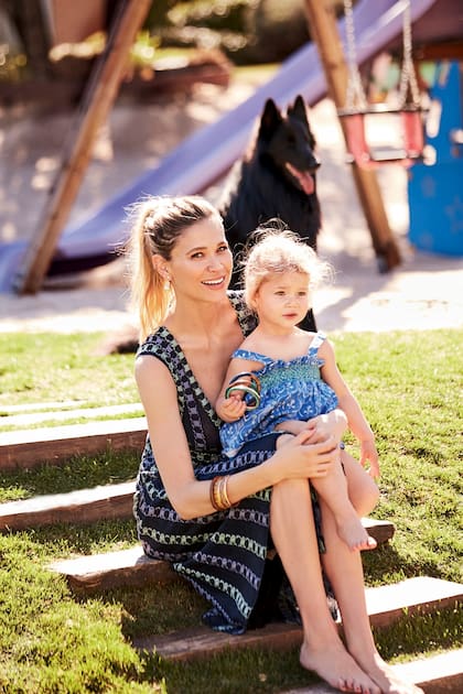 Carla asegura que 2019 será, sin duda, un año inolvidable: Valentina (su segunda hija) nació en febrero, se comprometieron con Diego –con quien lleva cinco años– y ahora evalúa dos proyectos en televisión.