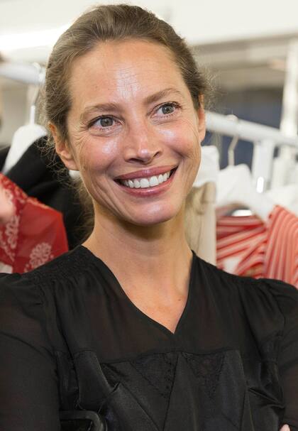 Casada con el actor Edward Burns, Christy Turlington es madre de dos hijos. Actualmente, a los 49, divide su tiempo entre su empresa de productos cosméticos y las causas humanitarias.
