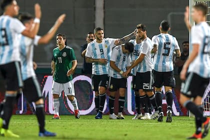 Festejo argentino: la selección le ganó a México con algunas señales positivas.