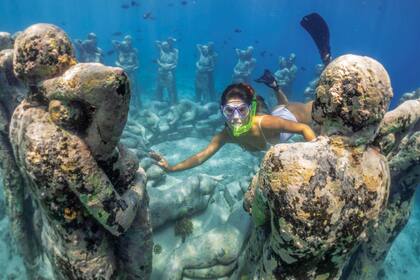 Fan de la vida submarina, Luli aprendió a bucear en su último viaje a Tailandia y en las islas Gili se certificó como buza avanzada. “Ahí conocí a Tom y desde entonces no nos separamos más”, cuenta entusiasmada.