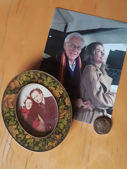 La primera y la última foto juntos fueron tomadas en Roma. En la imagen, otra vez presente la moneda romana.