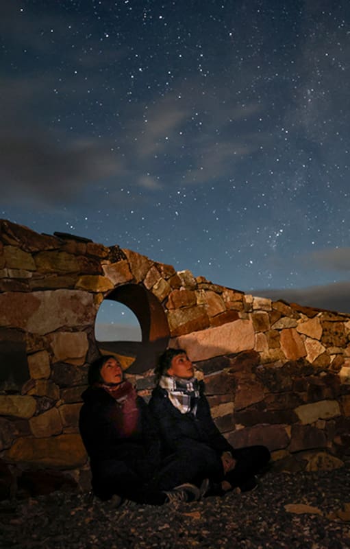 Refugio Los Toldos. En medio de la soledad patagónica en el parque Patagonia este pequeño hospedaje atrae la atención de visitantes de todo el mundo.
Uno de los atractivos más importantes es la cueva de las manos, patrimonio de la humanidad.