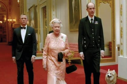 Los corgis con su ama y la estrella 007, Daniel, Craig durante el spot filmado para la ceremonia de apertura de los Juegos Olímpicos 2012 en Londres