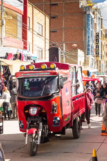 Moto para transportar mercadería en el mercado de El Alto.