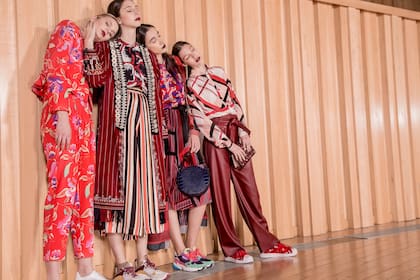 A la izquierda: saco y pantalón estampado floreado (Las Pepas, $6990 y $3690), camisa de algodón floreada (Levi´s, $2.980). Van con sneakers y bandolera de charol (Blaquè, $3490 y $2790).