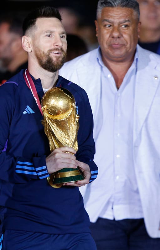 Claudio “Chiqui” Tapia: los nexos del dirigente al que le sobran fotos con Messi y un día se sintió más poderoso que el Presidente