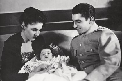 Felices, los Reyes le dan la bienvenida a la princesa Shahnaz, que nació el 27 de octubre de 1940. Se divorciaron en 1948.