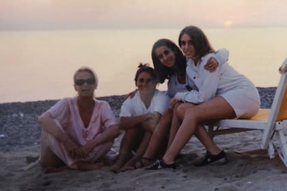 En 1999 Elsa viajó junto a sus hijas a su pueblo natal, Corigliano Calabro, para recibir las llaves de la ciudad. “En la intendencia de mi pueblo siempre decían: ‘Los dos más importantes del mundo son Gianni Versace y Elsa Serrano’. No somos del mismo pueblo, pero sí de Calabria”, contó Elsa.