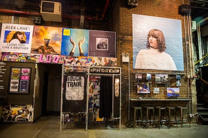 Imagen de Aldous Harding, la cantante neocelandesa, en la disquería Rough Trade.