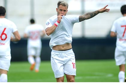 Una tarde inolvidable para Gastón Fernández: llegó a 200 partidos en Estudiantes, marcó un gol al minuto y lo celebró con su hijo.
