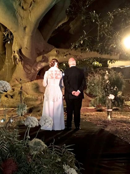 Frente al centenario ombú de La Rural, Silvia y Cacho celebraron una ceremonia íntima junto a 180 invitados.