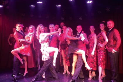 Cuando terminó el show de Rojo Tango, las tres amigas subieron al escenario y posaron con los bailarines. De izquierda a derecha: Goloka Bolte, Katheryn Winnick y Rachel Zalis.