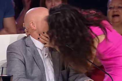 Natalia Oreiro es la conductora de Got Talent Uruguay, y en medio de la emoción por un participante, le dio un beso a un jurado
