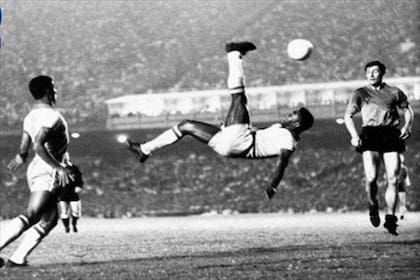 El 8 de abril de 1957 Pelé firmaba su primer contrato con Santos