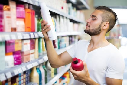 Las palabras "Shampoo" y "Acondicionador" son difíciles de distinguir para siete de cada diez hombres y cinco de cada diez mujeres, según el sondeo realizado esta semana por La Nación.