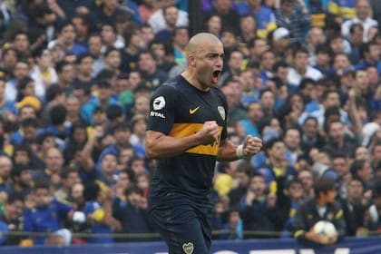 El delantero uruguayo Santiago Silva festeja uno de los 19 goles que hizo en Boca. Hoy contó que debió irse del club por sus diferencias con Juan Román Riquelme