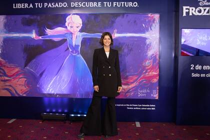 Para ver estas nuevas aventuras congeladas, la China Suárez eligió un traje negro con pantalones tipo oxford