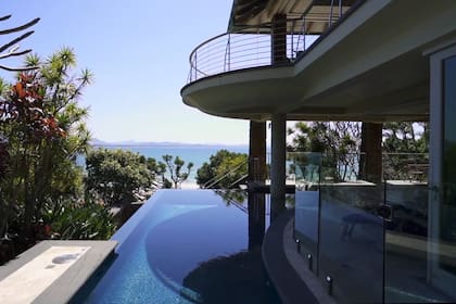 Las vistas desde la piscina en el primer piso de la propiedad que compró Zac Efron