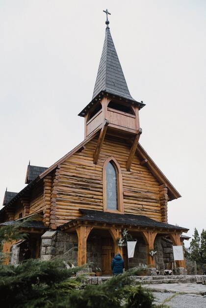 A metros del hotel Llao Llao, la capilla San Eduardo es una de las creaciones más emblemáticas del arquitecto Alejandro Bustillo. De estilo pintoresquista, sus 260 metros cuadrados fueron construidos en 1938 tras una donación de Juana González de Devoto.