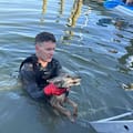 Se tiraron al lago para salvar a un perro que se ahogaba, pero lo que sacaron del agua los dejó sin palabras