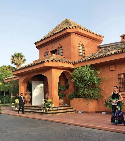 De arquitectura típicamente española-morisca, a La Gaviota se accede por una calle privada de adoquines. La entrada está enmarcada por grandes jarrones antiguos.