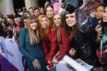 Olsen junto a fanáticas de la atribulada Wanda
