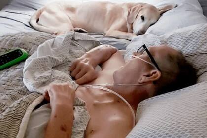 Daniel Hove y su perro Gunter , juntos durante las sesiones de quimioterapia