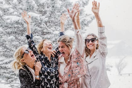 Barbie Simons, Juli Novarro, Puli y Pampita se animaron a la foto bajo la fuerte nevada.