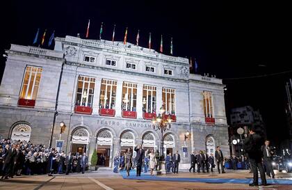 Los Reyes de España, acompañados por la reina Sofía, saludan frente al Teatro Campoamor, histórico escenario de la entrega de premios Princesa de Asturias.