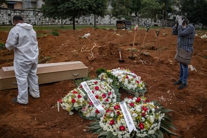 En el cementerio Vila Formosa de São Paulo, el entierro de Janete da Silva, fallecido por Covid 19. Por @victormoriyama