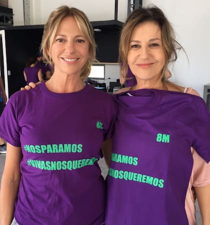 En pleno rodaje de El amor menos pensado, Claudia Fontán y Mercedes Morán posaron con remeras alusivas al 8M