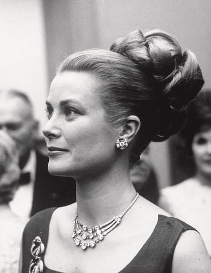Grace con el collar de diamantes curvo estilo festón de Cartier