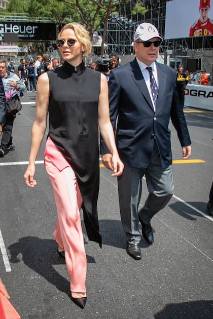 Para la mañana del domingo 26, Charlene de Mónaco buscó un estilo elegante y de inspiración sporty: un dos piezas firmado por Akris e integrado por una camisa irregular con escote mao y original corte en la espalda, con un pantalón ancho
