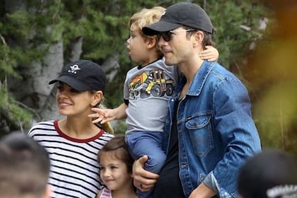 Ashton Kutcher y Mila Kunis, junto a sus hijos