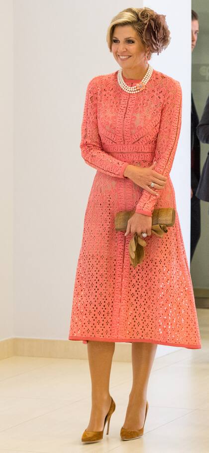 Es habitual que la Reina holandesa repita outfits. Ya fue vista con este diseño de Saab en octubre del año pasado, durante su visita de Estado a Portugal. También en el casamiento de Filipos Lemós y Mariana Goulandrís en Grecia.