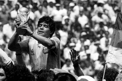 Diego Maradona con la copa del mundo, retratado por Eduardo Longoni. La fotografía se exhibió en la muestra Mundo Fútbol, en Fototeca FOLA, en 2018