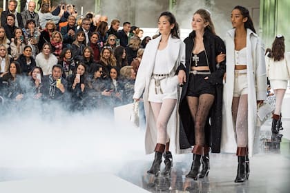 Las grandes marcas confían en mujeres con influencia (de distintas generaciones) para mostrar sus looks más allá de las pasarelas. la instamodel Gigi Hadid, dueña de una fortuna estimada en 29 millones de dólares, cerró el desfile de Chanel.