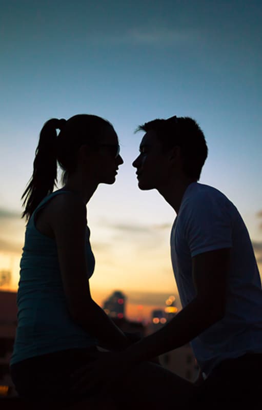 Más relaciones ocasionales, menos presiones y cuidados bajo la lupa, así es la iniciación sexual hoy