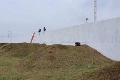 El muro, que tiene 4000 metros de largo y cinco de alto, fue eje de una polémica en 2015
