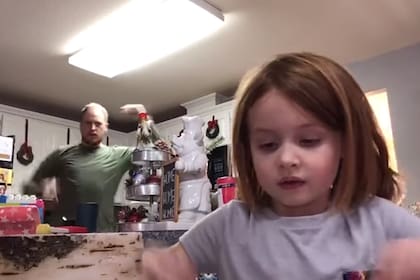 Un padre se coló en el video escolar de su hija sin saberlo y se volvió viral