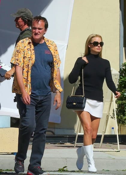Caracterizada como Sharon Tate, Margot Robbie fue fotografiada en un alto de la filmación de Érase una vez en Hollywood, junto al director Quentin Tarantino