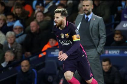 Pep Guardiola, dirigiendo a Manchester City, frente al PSG de Lionel Messi; marcaron una era juntos en Barcelona