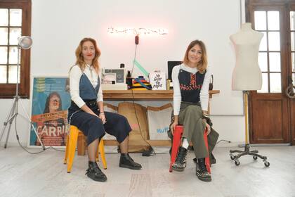 Las hermanas argentinas Paula y Mariángeles Aguirre presentan en la Helsinki Fashion Week, su post colección de prendas -sin género ni talles- elaboradas con piezas recicladas